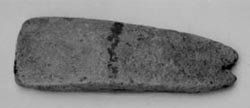 Fig. 1: Ascia piatta Inventario n.114963. Lung. cm. 6,5; larg. cm. 2,6; spess. cm. 2.
