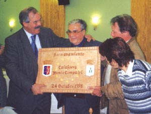 L’omaggio di Monte Compatri a Calahorra. Enzo Annino, autore dell’opera, fra i due sindaci