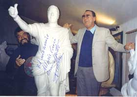 Lo scultore Mario Benedetto Robazza  con Alberto Sordi