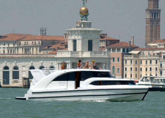 houseboat.it nel 2019 presenta la prima barca elettrica in Italia.