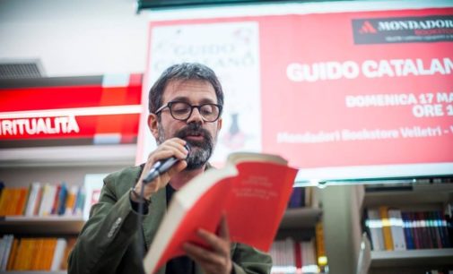Guido Catalano e la travolgente ironia di “Tu che non sei romantica” in libreria a Velletri