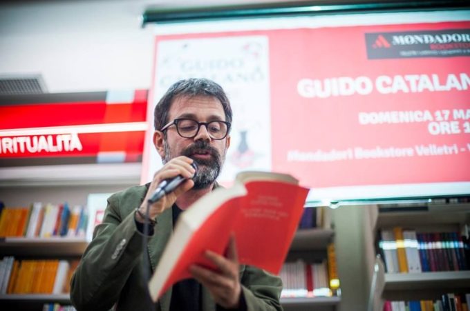 Guido Catalano e la travolgente ironia di “Tu che non sei romantica” in libreria a Velletri