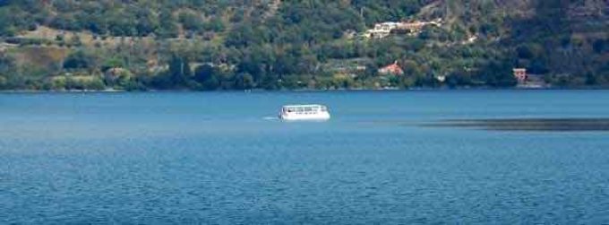 Agosto in barca sul lago Albano
