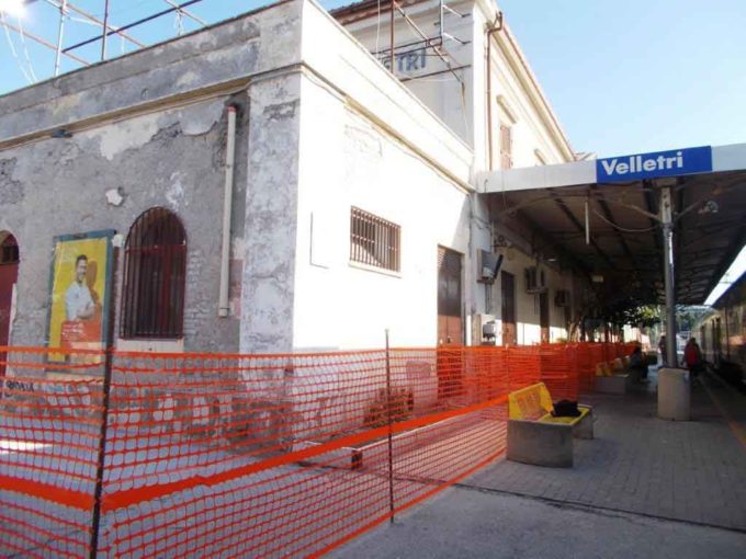 Stazione di Velletri – Rifacimento della facciata, sperando che tornino pure a fiorire le aiuole