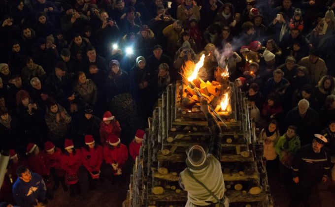 Ad Abbadia San Salvatore (SI) il Natale è fatto di fuoco: la Città delle Fiaccole rinnova una tradizione unica