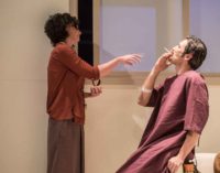 Teatro Cometa Off  – Vita, morte e miracoli: una commedia agrodolce che porta la morte sul palcoscenico 
