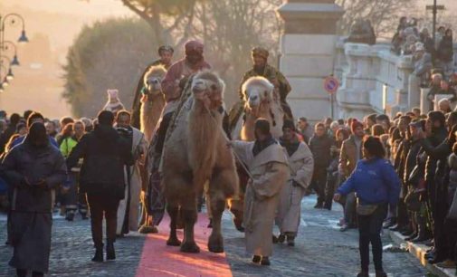 A Cori (LT) i Re Magi arrivano a dorso di veri cammelli