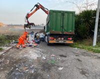 Contrasto al degrado urbano, nuova operazione delle Forze dell’Ordine in via Fellini: smaltiti circa 30 quintali di rifiuti