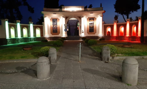​​​Il tricolore illumina la facciata di ingresso del Parco Archeologico di Ercolano
