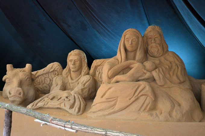 Natale 2020, inaugurato il presepe di sabbia a Torvaianica nei giardini di piazza Italia