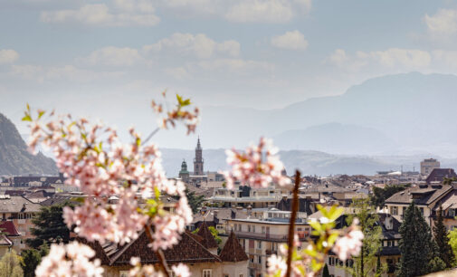 “Fiori, arte e bicicletta: Bolzano riparte da qui”.