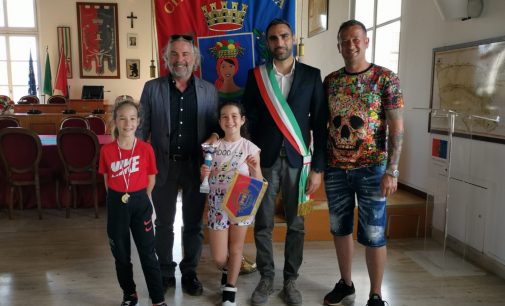 Sport a Pomezia, il Sindaco incontra la giovanissima campionessa regionale di ginnastica artistica Flavia Pecorella.