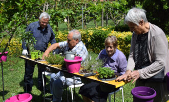 Alzheimer, a Roma “si cura” con orti terapeutici e giardini sensoriali