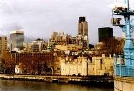 Panorama di Londra dal Tower Bridge, si notano nel centro l’edificio dei Lloyds di Rogers e il baraccone opera dello studio Gmw Partnership - Foto di Dario Curatolo