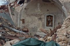 La chiesa distrutta