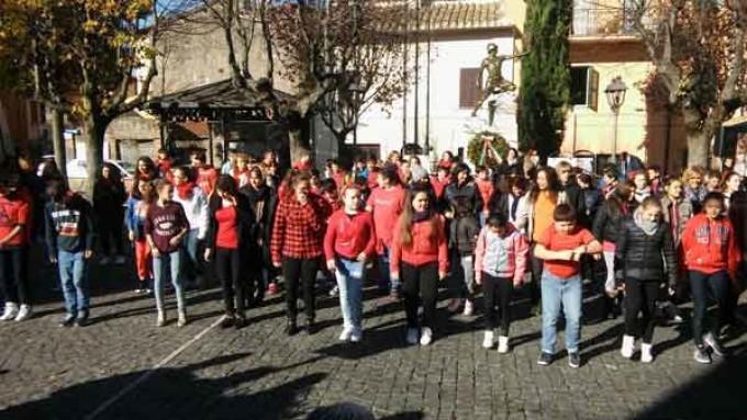 Flashmob a Colonna per la Giornata Internazionale contro la violenza sulle donne