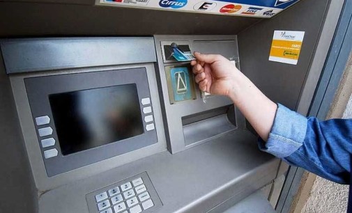 Se la carta rimane all’interno del bancomat