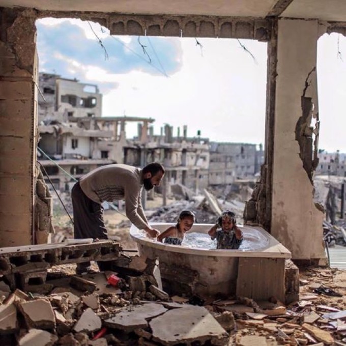 OBIETTIVI – L’ora del bagnetto, Gaza 2015