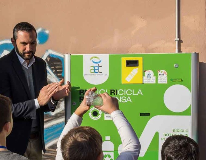 Inaugurato a Ciampino l’ eco-compattatore greeny per gli imballaggi in pet
