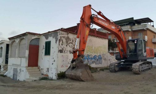 Ardea, ruspe sul lungomare: demolite due case abusive