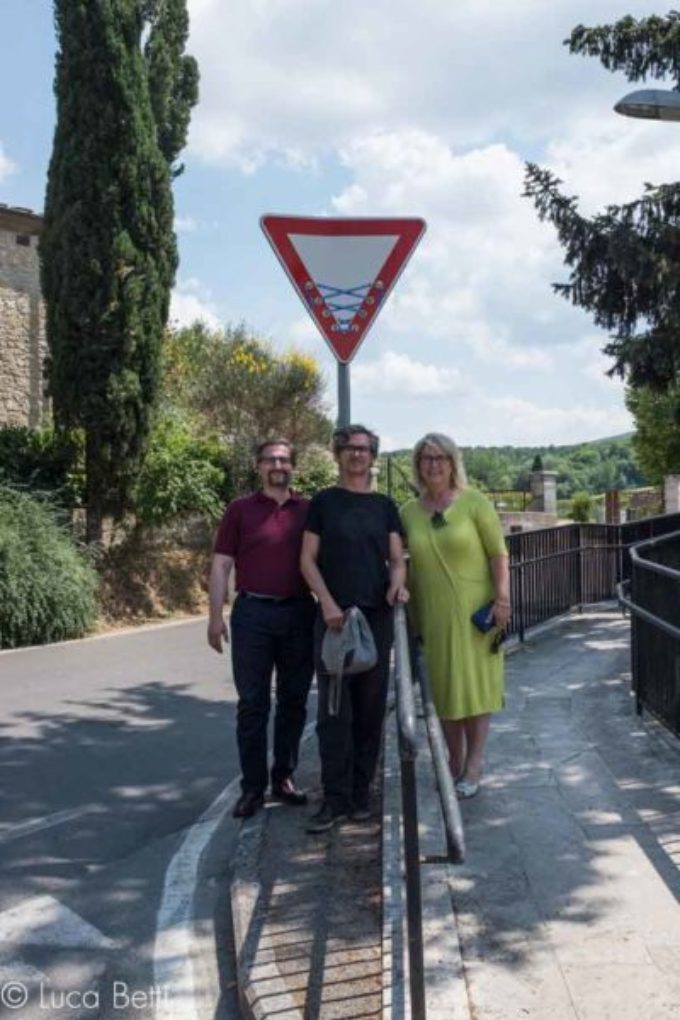 La creatività di Clet Abraham invade le strade di Monteriggioni e Castellina Scalo