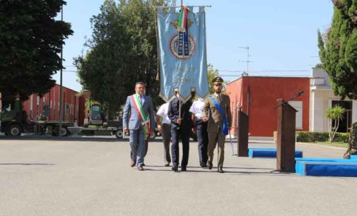 Alberto Bertucci, con il gonfalone cittadino alla cerimonia per il cambio del comandante del battaglione Nemi