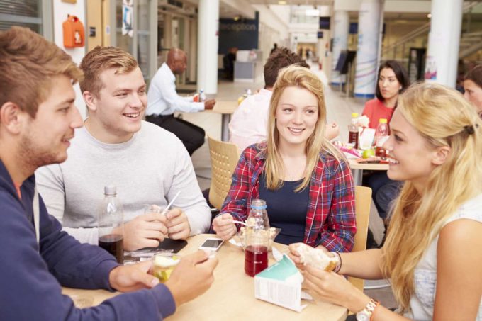 Studenti a tavola, svelate le abitudini alimentari in giro per il mondo