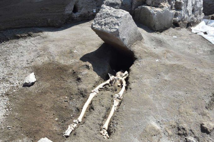 Pompei – In fuga dall’ eruzione  schiacciato da un grosso blocco di pietra