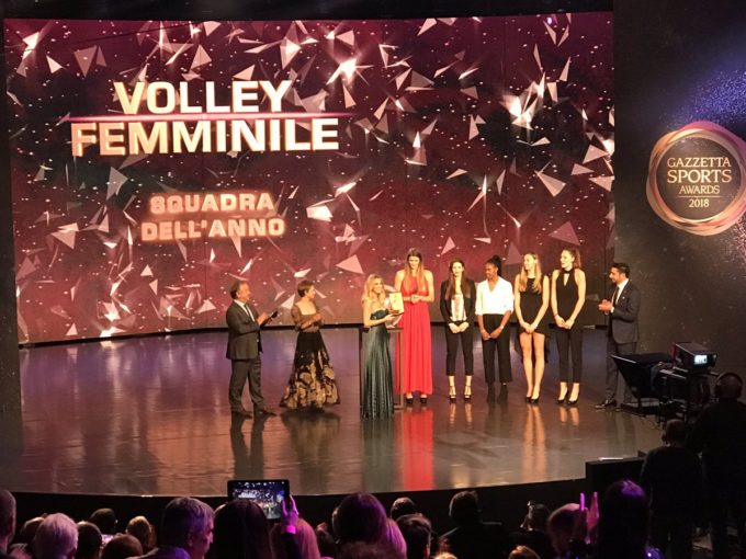 La Nazionale Italiana Femminile di Pallavolo dona a AIL il prestigioso premio vinto ai “Gazzetta Sport Awards”.