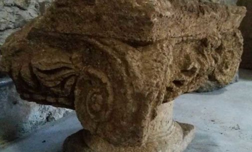 Frascati, ritrovato un capitello jonico in pietra sperone durante gli scavi Acea a Colle Pizzuto