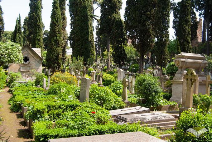 Il commiato da Camilleri al Cimitero acattolico di Roma, gli sia lieve la terra….