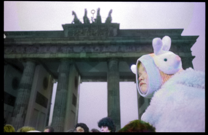 LA CADUTA DEL MURO DI BERLINO IN UNA MOSTRA FOTOGRAFICA A BOLOGNA – BERLIN, BRANDENBURGER TOR 1989 dal 31 ottobre