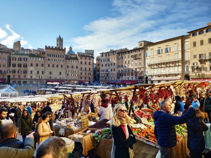 Sabato 7 e domenica 8 dicembre, dalle ore 8 alle 20, a Siena rivive il Mercato nel Campo  Lo shopping come nel medioevo