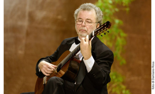 Manuel Barrueco il principe della chitarra in Vivaldi e Piazzolla, con I Solisti Aquilani, IUC