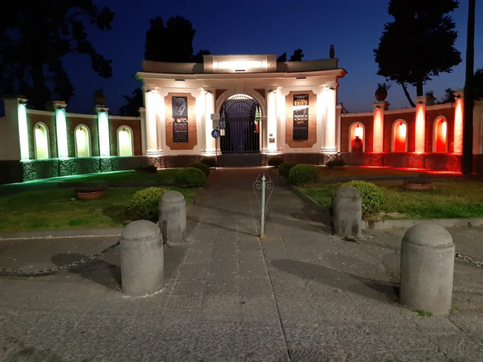 ​​​Il tricolore illumina la facciata di ingresso del Parco Archeologico di Ercolano