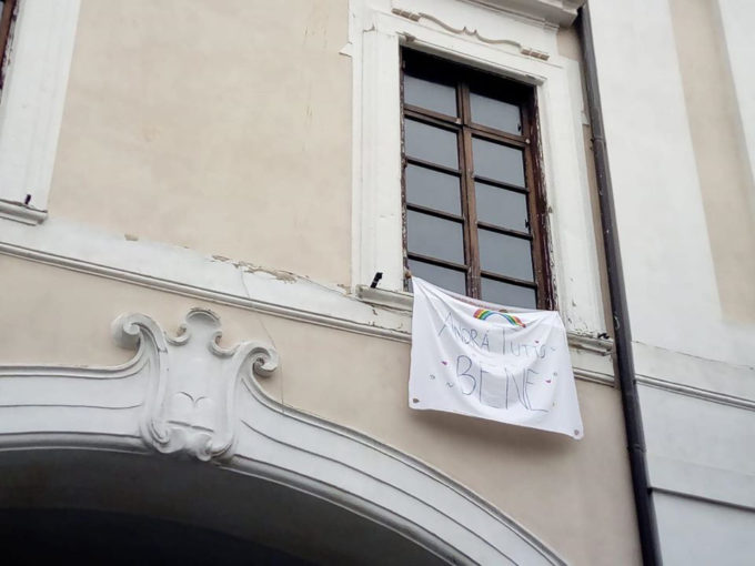 Albano Laziale, a Palazzo Savelli compare lo striscione «Andrà tutto bene»