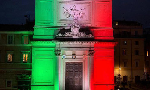 ‘Illuminata’ con il tricolore la Chiesa di San Salvatore in Lauro in segno di speranza