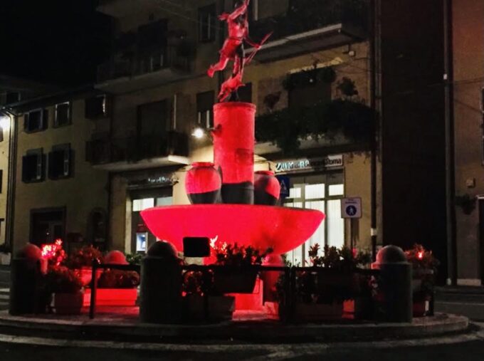 A Nemi La fontana della Diana, si accende di rosso
