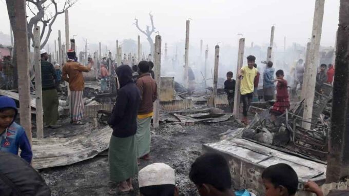 Bangladesh: Save the Children, divampa il fuoco nel campo dei Rohingya a Cox’s Bazar, devastando centinaia di case