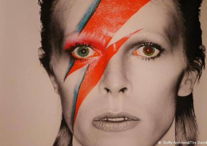 Cinque anni dalla scomparsa di David Bowie, la rockstar nel libro “Amore, morte e Rock’n’Roll”