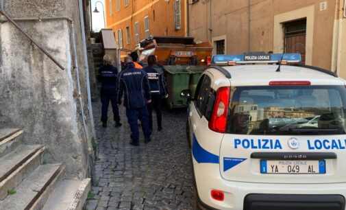 MONTE COMPATRI – LA POLIZIA LOCALE AFFIANCHERA’ LA TEKNEKO DURANTE LA RACCOLTA RIFIUTI