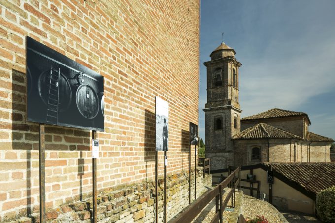 Volti di Barbaresco – 39 “cavalieri” in bianco & nero circondano la Torre Medievale