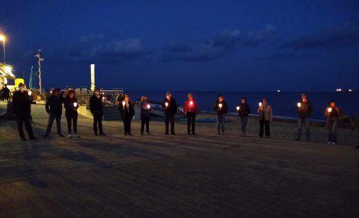 Preghiera interreligiosa serale di fronte al mare