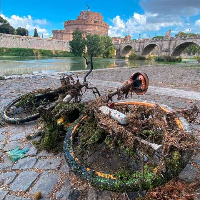 Roma. Bici gialle del Bike Sharing abbandonate