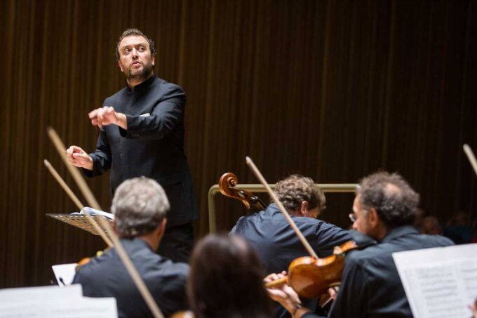 Il M° Mattia Rondelli alla direzione dell’Orchestra Regionale Filarmonia Veneta per i concerti di Capodanno 2022