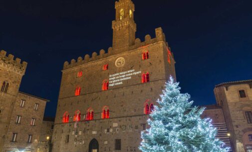 A Natale Volterra si illumina di poesia
