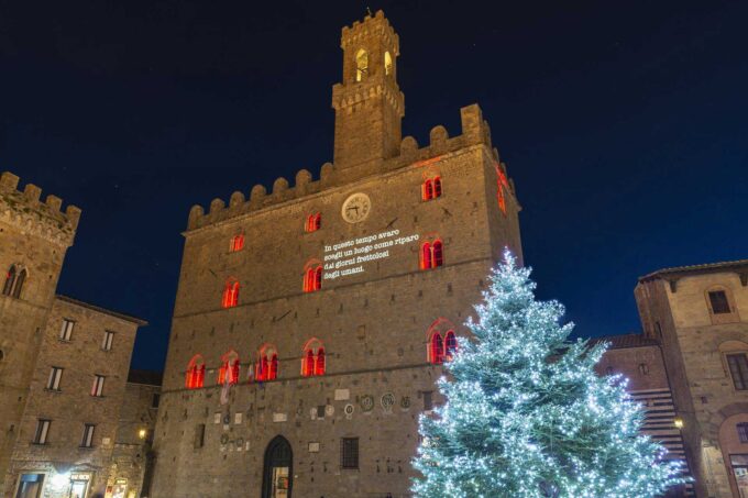 A Natale Volterra si illumina di poesia