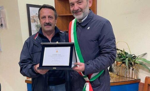 Cori – Lo storico barbiere Ettore Neri va in pensione: per lui la targa e il ringraziamento dell’amministrazione