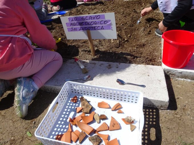 Ariccia: all’asilo con lo scavo archeologico didattico