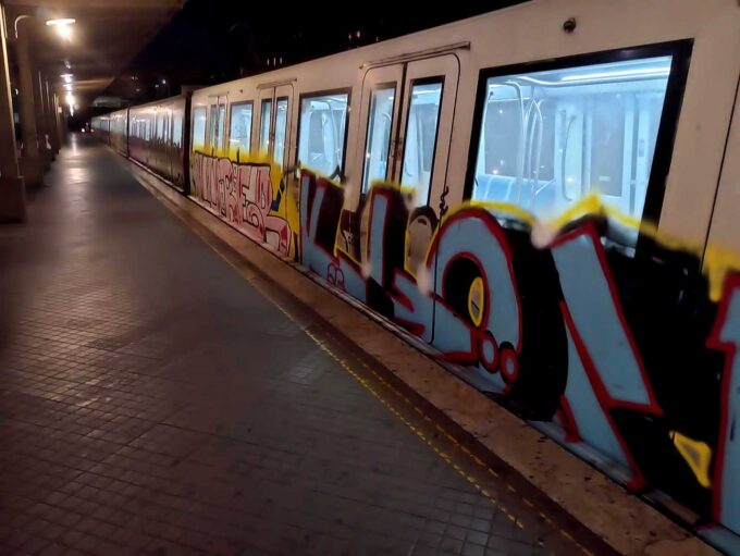 Roma-Lido, TrasportiAmo: “Writers bloccano treno e scarabocchiano intera fiancata”